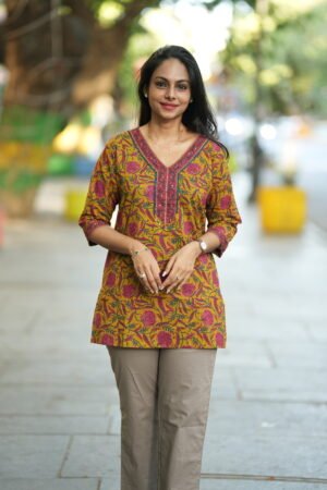 V-neck border top with handwork